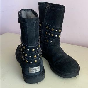 ⚡️Black Short UGGS w Studs ⚡️